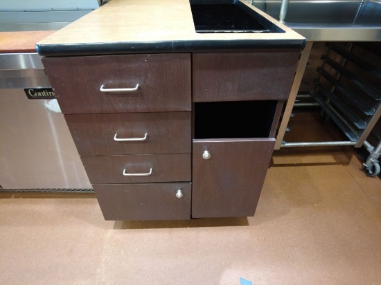 FORMICA COUNTER ON WHEELS