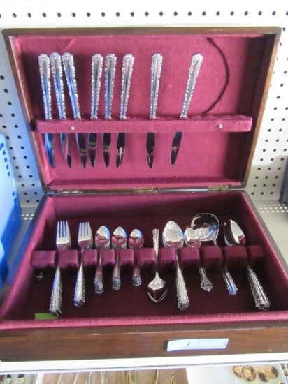 ONEIDA FLATWARE. SERVICE FOR 8.