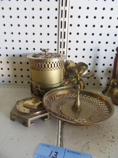 VARIETY OF BRASS DECORATIVE ITEMS