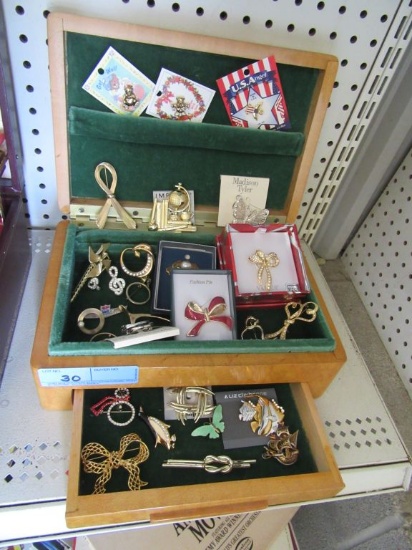 JEWELRY BOX WITH A VARIETY OF PINS