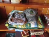 JOHN DEERE PLACEMATS. POTHOLDERS. CAP.