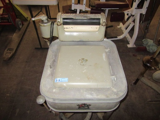 VINTAGE MAYTAG WASHING MACHINE. 705578W