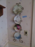 4 FLORAL PLATES WITH PLATE HANGER