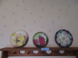 3 FLORAL PLATES WITH PINE COAT RACK