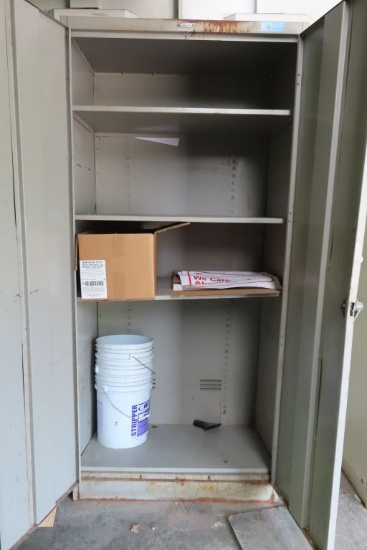 METAL CABINET WITH PULL HOLDERS AND BUCKETS