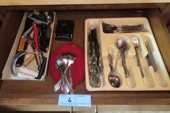 STAINLESS STEEL FLATWARE MADE BY ONEIDA AND OTHER KITCHEN ITEMS IN DRAWER