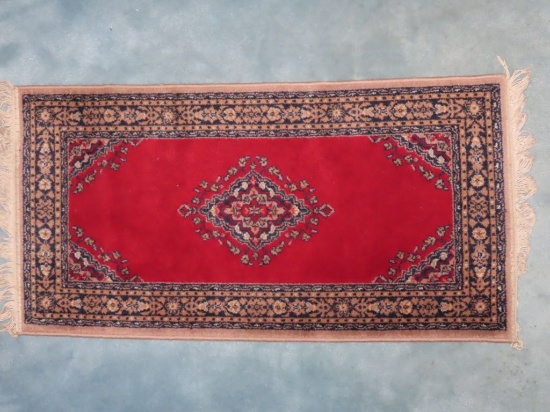 2' BY 3-1/2' THROW RUG