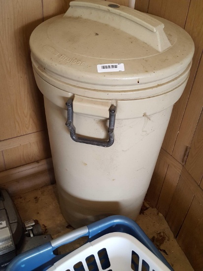 Rubbermaid Bruiser trash can