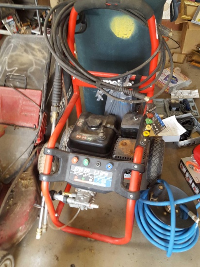 Homelite 2700 PSI 2.3 gallon per minute gas pressure washer with two Wands, extra hose. extra tips
