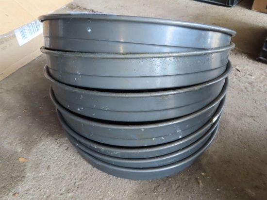 7 15-inch pizza pans and 13-inch pizza pans.