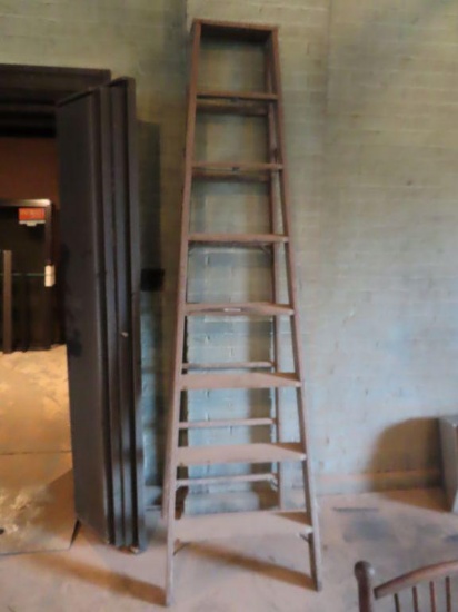 8 ft wooden step ladder