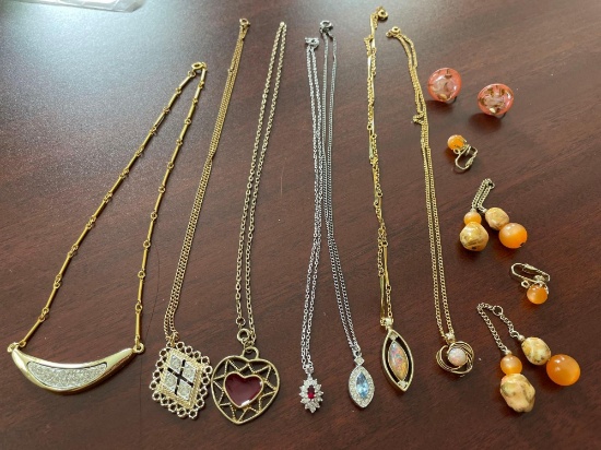 Assorted costume jewelry. Necklaces and earrings.