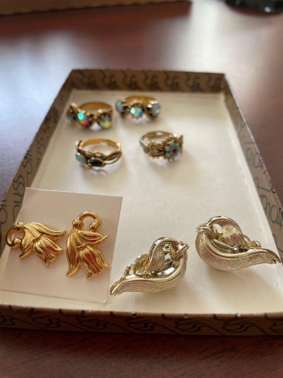 Assorted costume jewelry. Earrings and rings.