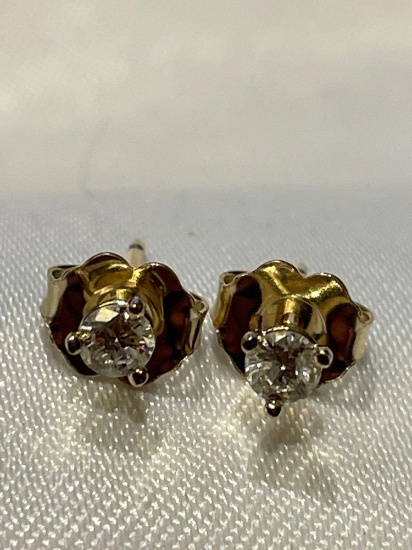 14 karat .20CT. TDW diamond stud earrings. .5 g.