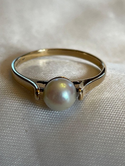10 carat pearl ring. 1.5 g.