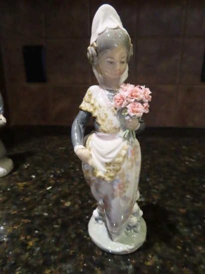 Lladro girl with flowers figurine