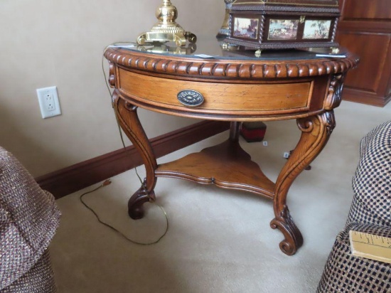 Henredon oak table with glass top. Heavy. Bring qualified help for removal and loading. Buyer is