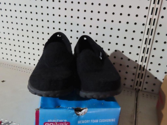 Skechers size 9 black shoes