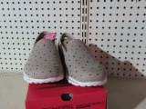 Skechers size 9 taupe shoes