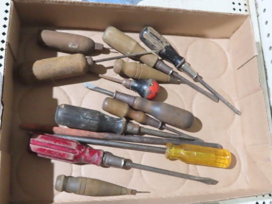 Lot of screwdrivers. Mostly wooden handled