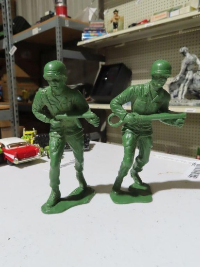 Lot of two plastic army men