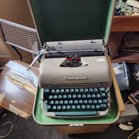 Antique Remington quiet writer typewriter with case