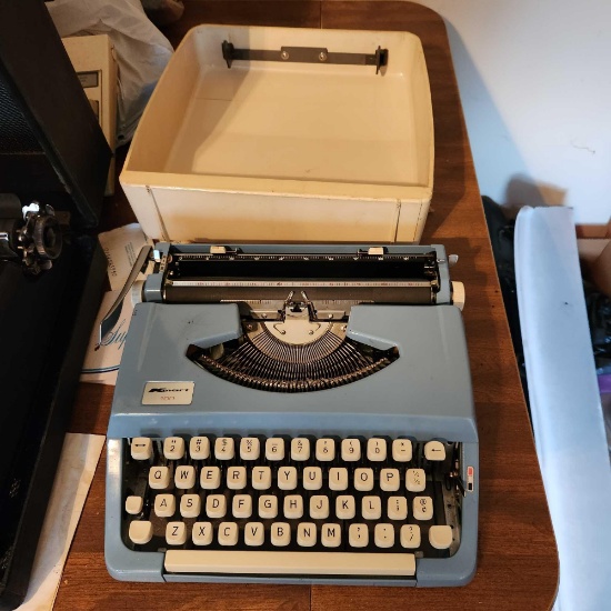 Vintage Kmart 100 typewriter with case