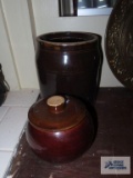 Lot of two small crocks