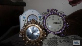 Lot of three battery-powered clocks