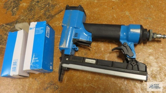 Pneumatic nailer with extra nails, made in Italy