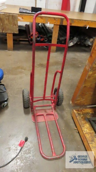 Heavy duty two wheel dolly with pneumatic tires
