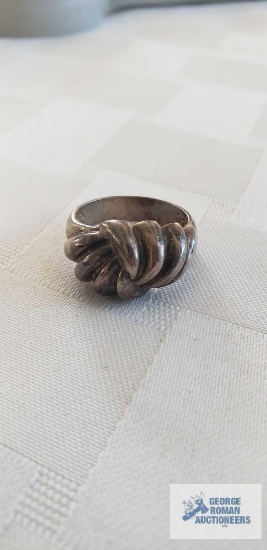 Silver colored knot ring, marked 925