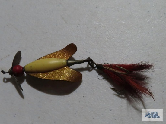 Red bucktail double action twirl bug wiggler fishing lure