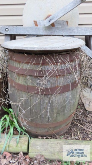 Barrel with oversized lid