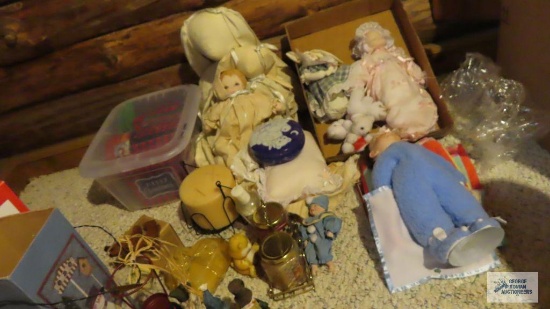 Rag dolls, dolls, candles and decorative boxes
