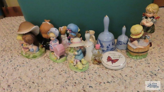 Assorted wood pieces and figurines