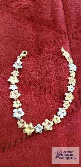 Tri-colored floral bracelet, marked 14K, approximate total weight 3.0 G