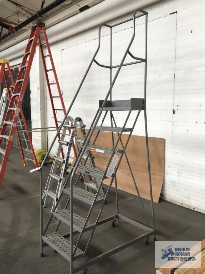 SET OF PORTABLE STEPS