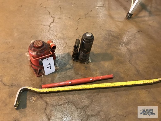 2 HYDRAULIC BOTTLE JACKS AND CROWBAR. ONLY ONE HANDLE