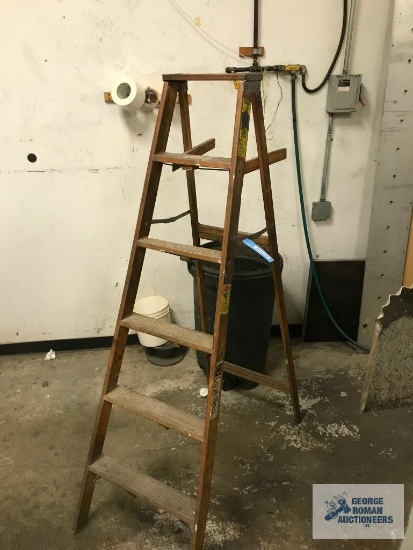 ROLLER STAND AND LADDER
