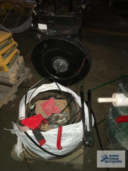 METAL BANDING MACHINE WITH ROLLS OF BANDING