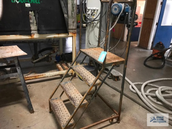 SET OF PORTABLE STEPS