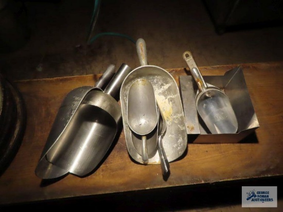 Stainless steel scoops, plastic scoop, etc.