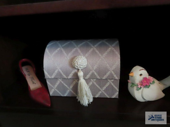 Shoe figurine, wooden bird decoration, and small trunk decoration