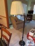 Adjustable arm floor lamp