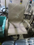 Single outdoor swivel patio chair