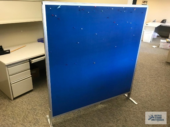 ROOM DIVIDER