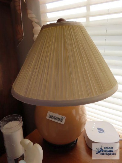 Table lamp with wooden base