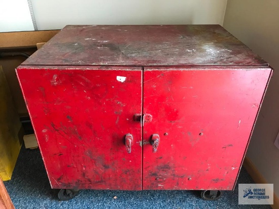 TOOL/WORK CABINET ON WHEELS
