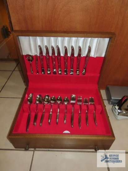Rogers stainless Oneida flatware set service for 8 plus serving pieces in wooden box